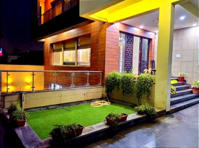 When In Gurgaon - 2 BHK MEDANTA MEDICITY 3 Mins Drive, FORTIS 5 Mins Drive